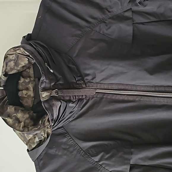 391. Lululemon Fo Drizzle Jacket - Picture 2 of 14